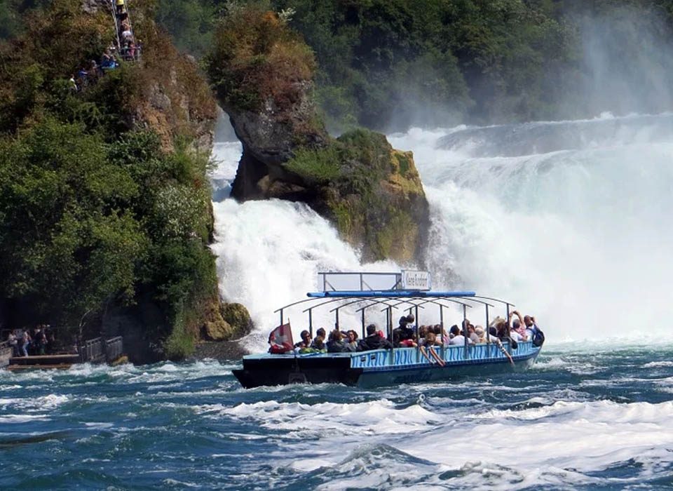 How long does a boat cruise to the bottom of the falls take